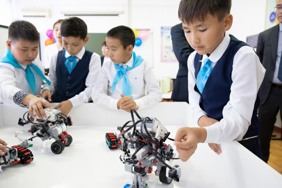 ТОО «Тенгизшевройл» передал в дар кабинет робототехники сельской школе в Мангистауской области