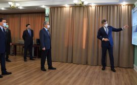 Токаев прибыл с визитом в Центр оперативного реагирования, занимающегося координацией работы по борьбе с коронавирусом