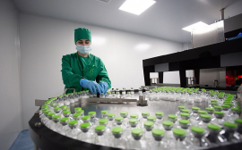 Казахстан в сентябре запустит завод по производству собственной вакцины QazVac
