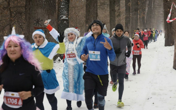 Полторы тысячи казахстанцев, одетых в карнавальные костюмы, пробежали марафон в Алматы