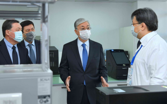 Токаев поздравил учёных Казахстана и медиков с разработкой системы тестирования на коронавирус